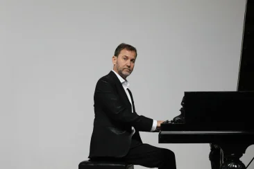 Miguel-Huertas-Camacho_5588-©_carlosluque_-scaled Miguel huertas Camacho de perfil tocando piano