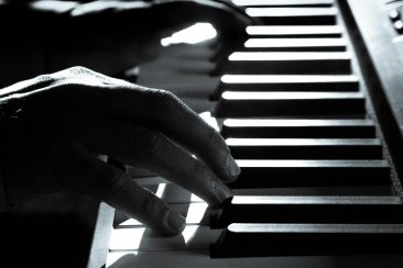 pexels-pixabay-221569 Manos del compositor tocando el piano en blanco y negro